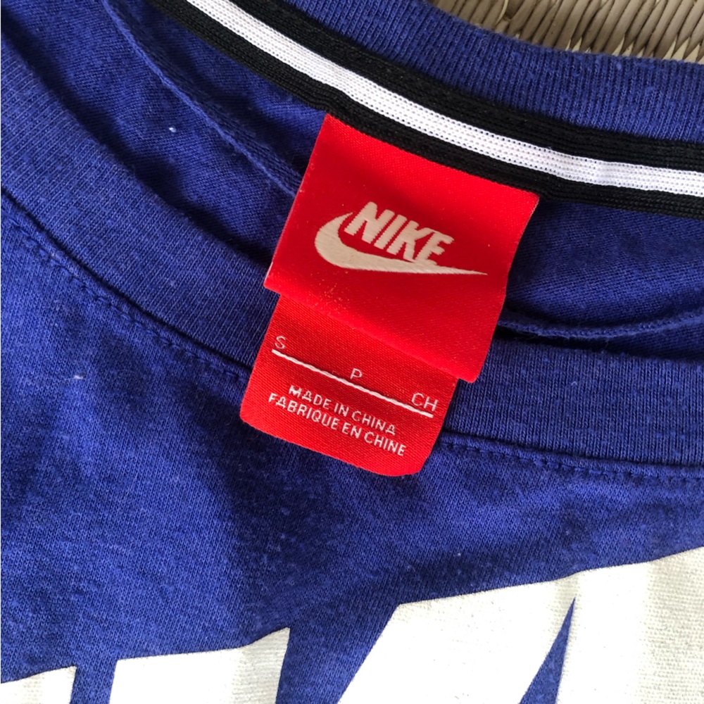 • NIKE • - Picture 2 of 4